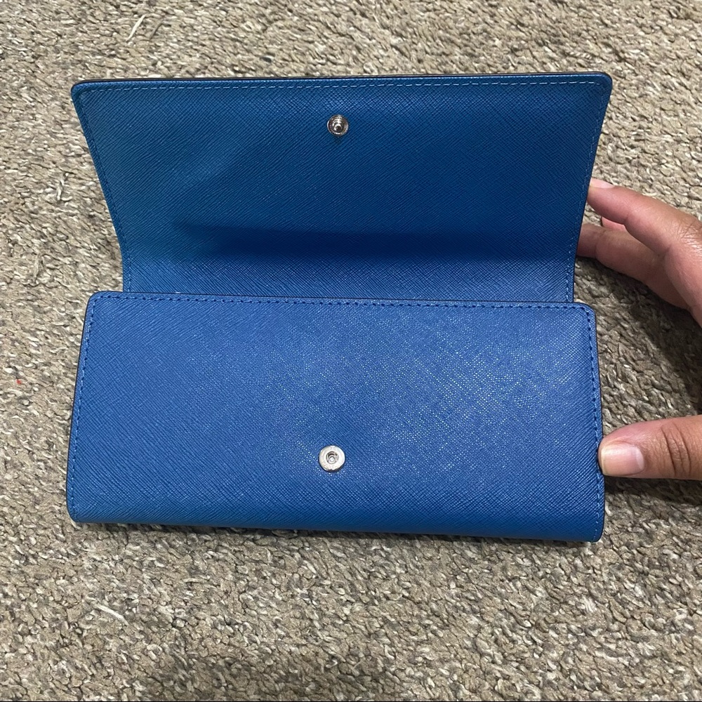 Michael Kors Carryall Leather Wallet - Picture 2 of 9